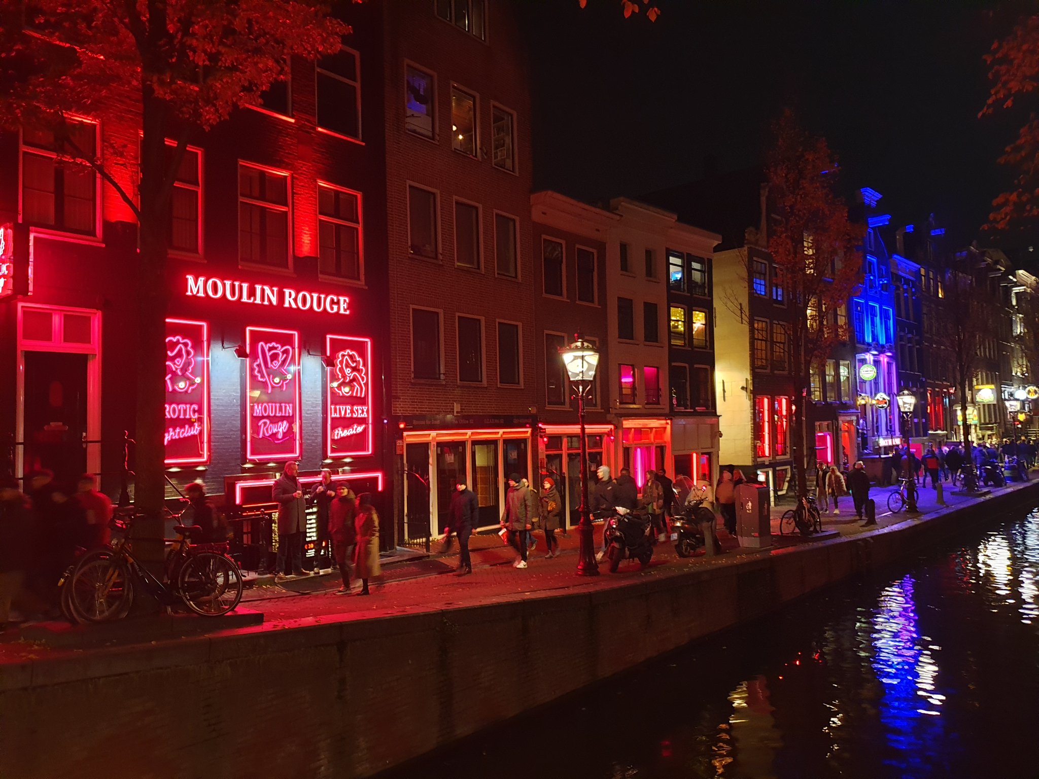 My Experience: I watched a Live Sex Show at Moulin Rouge, Amsterdam