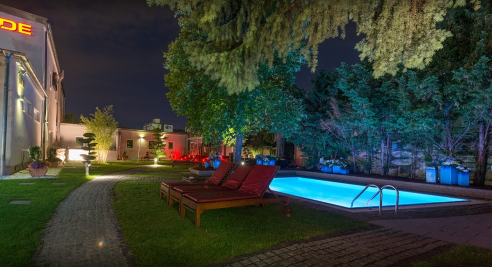 FKK Mainhattan has a large courtyard with plenty of seating, outside pool and a BBQ station.